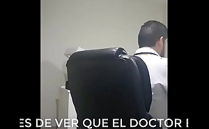 Me follo a doctor en su consultorio