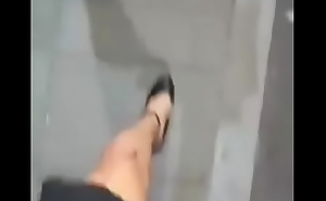 Travesti Caminando vestida de mujer zapatillas altas pies bonitos