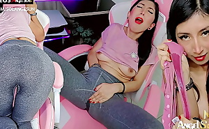 Sexy Youtuber Gamer Girl Touchs Her Wet Pussy And Gets An Amazing Squirting Orgasm - Pissing Leggins