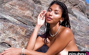 Glamorous all natural Mexican Carolina Reyes stripped naked at the beach