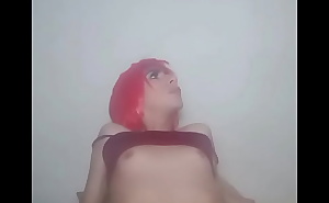 Femenina con pelo rojo y senos al aire