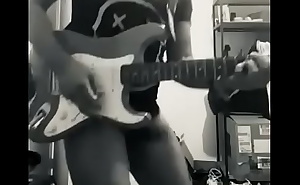 Rodrigo Díaz tocando guitarra nirvana pene