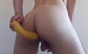 gay joue avec une banane et se frotte