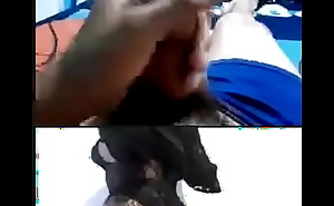 Femboy muestra cola por webcam