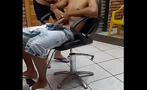 Barbeiro coroa safadao chupando pau do cliente hetero