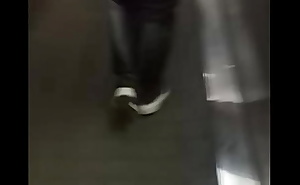 Voyeur gordibuena con pantalón de látex en el metro