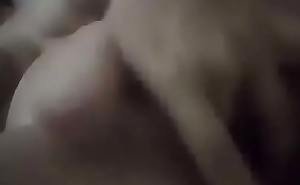 Chica hermosa se masturba con su dedo