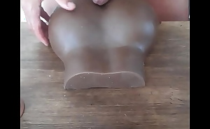 Baiser son jouet sur la table