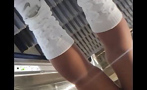 Putita en el metro muestra culo