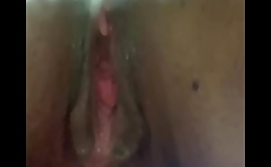 Mi vagina contrayéndose de placer al tocarme mi clitoris