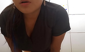 doctora se toca la vagina para concentir a su jefe, al final le da una oportunidad para que valla a follar a la casa despues del trabajo