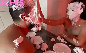 CHANTILLY - homens se lambuzam com chantilly - wet and messy - sploshing - Vídeo completo no RED