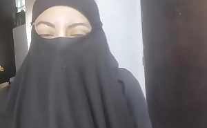 Real Horny Amateur Arab Wife Squirting On Her Niqab Masturbates While Husband Praying HIJAB PORN