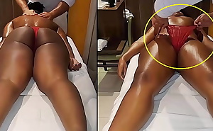 Câmera Flagra terapeuta tirando a calcinha da cliente durante atendimento - Massagem tântrica - VIDEO REAL