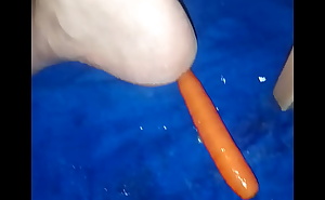 Pornobiberni1 schiebt sich Karotten in die pofotze
