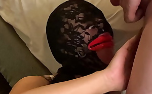 sumisa hot wife recibiendo una descarga de semen usando una mascara de encaje y labios de goma