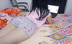 Me aprovecho de mi linda hijastra cuando esta jugando en la computadora: como castigo le doy una cuantas nalgadas y ella me dice que no tan duro que le duele el culo