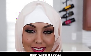 PervMuslim - Bianca Bangs in her hijab with pride moans loud as her guy slurps her teen muffin