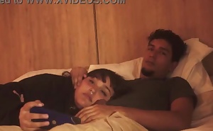 Mi hermanastro me mete su pene en mi boca mientras estamos acostados,no tuvo piedas con mi boquita y me la lleno de leche tratandome como su putita