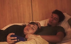Mi hermanastro me mete su pene en mi boca mientras estamos acostados,no tuvo piedas con mi boquita y me la lleno de leche tratandome como su putita