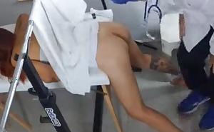 Ginecologista fode novinha e goza na sua bunda!