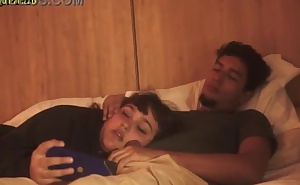 Mirando una pelicula con mi padrastro y make a blunder querer me trague su pene (casi nos descubren)