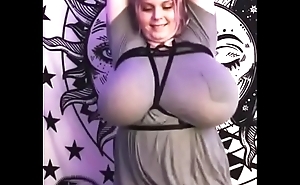 Gigantic natural tits pull off